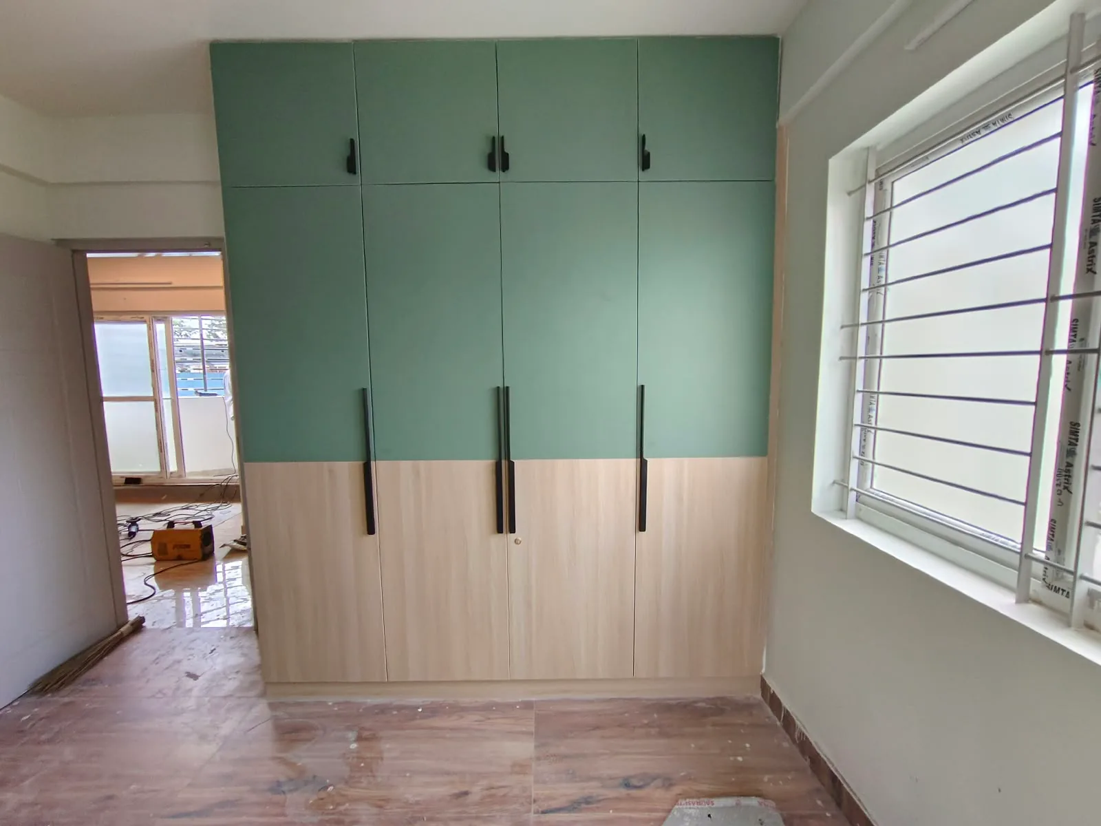 Avenza project work: Two-tone fitted wardrobe with overhead lofts