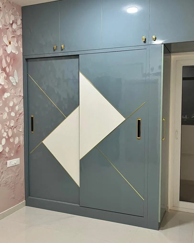 Avenza project work: Sliding wardrobe with geometric inlay and brass profiles